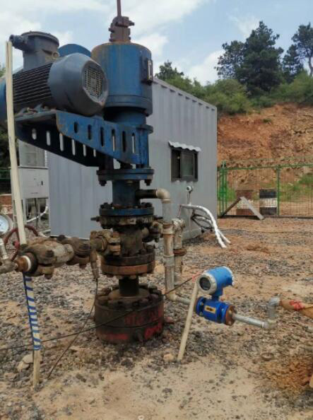 Downhole fluid level monitoring system